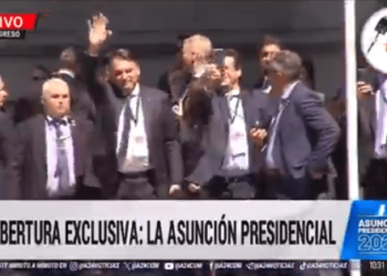 Jair Bolsonaro saludó a los presentes en la asunción del presidente Javier Milei (VIDEO)