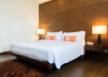 VIDEO: Se hospedó en una habitación de hotel y descubrió que la puerta tenía una falla preocupante