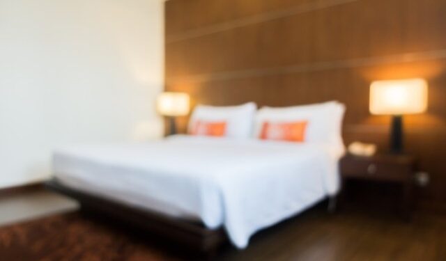 VIDEO: Se hospedó en una habitación de hotel y descubrió que la puerta tenía una falla preocupante