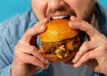 Mató a su padre y después se comió una hamburguesa junto a su cadáver