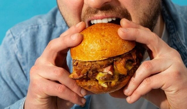 Mató a su padre y después se comió una hamburguesa junto a su cadáver