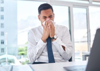 Un hombre aguantó un estornudo y se le abrió la tráquea