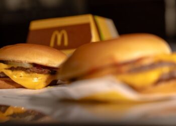 Se avecinan modificaciones en McDonald’s: cambiará la receta de sus hamburguesas en EEUU