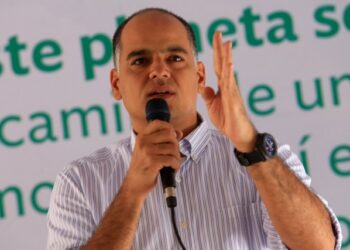 Andrés Izarra: Chávez jamás hubiera recibido en Miraflores a un sapo de la DEA