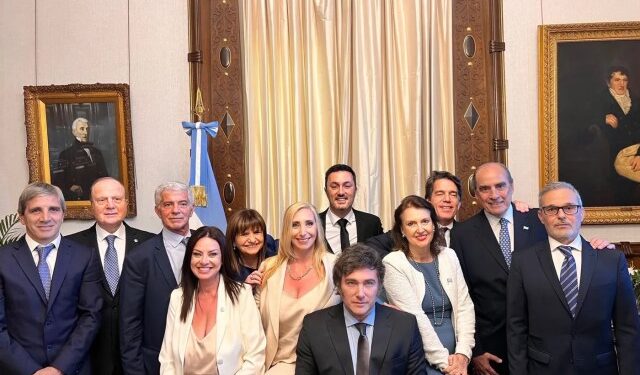 Javier Milei convoca a su equipo para llevar a cabo su primera reunión de gabinete