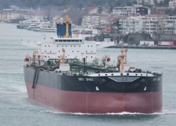 Petrolero de “flota fantasma” encalla con carburante venezolano en Singapur