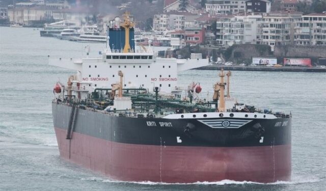 Petrolero de “flota fantasma” encalla con carburante venezolano en Singapur