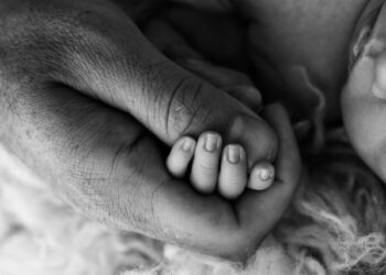 Anciana de 70 años se convirtió en mamá de gemelos gracias a un tratamiento de fertilización asistida