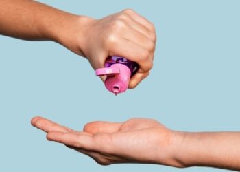 Quiso pasar liso: concejal de un pequeño pueblito se robó un bote de lubricante sexual