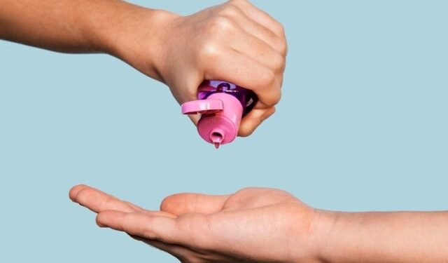 Quiso pasar liso: concejal de un pequeño pueblito se robó un bote de lubricante sexual