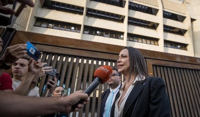 “La pelota está del lado de Maduro”: Lo que dijo María Corina Machado a su salida del TSJ (VIDEO)