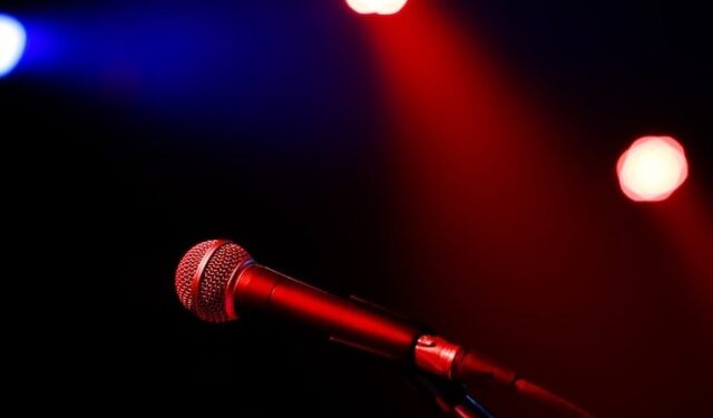 Ofrecía un concierto frente a una multitud, comenzó a cantar “Nadie es eterno” y se murió