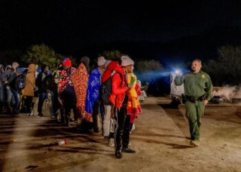 “Es un desastre humanitario”: el flujo migratorio desborda la frontera de EEUU