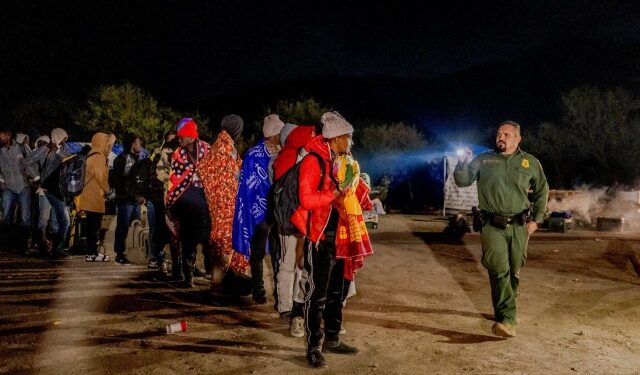 “Es un desastre humanitario”: el flujo migratorio desborda la frontera de EEUU