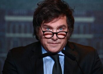 Milei sorteó su último sueldo como diputado y elogió sus primeros ajustes económicos