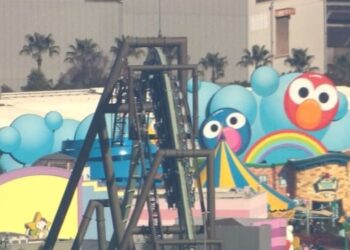 La terrible falla en una montaña rusa dejó a los pasajeros varados a 40 metros de altura