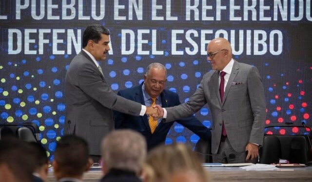 El País: El chavismo abre con el Esequibo un nuevo frente para asegurarse un control absoluto hasta 2024