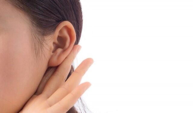 VIDEO: Mujer sintió picazón en el oído y cuando vio el insecto que tenía dentro se horrorizó