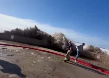 Enorme ola arrastró a varias personas en California y dejó múltiples heridos (VIDEO)
