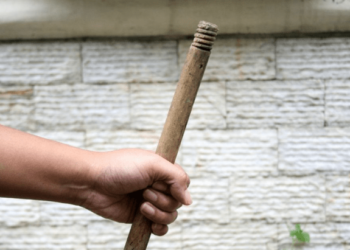 La metieron presa por caerle a palo y romperle la cabeza a un joven que estaba con su hija en Miranda