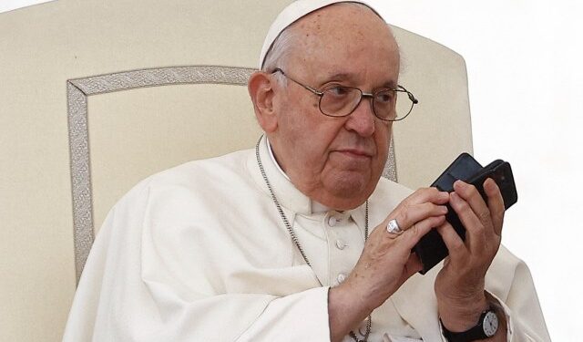 El papa Francisco pide no confundir la fiesta en Navidad con el consumismo
