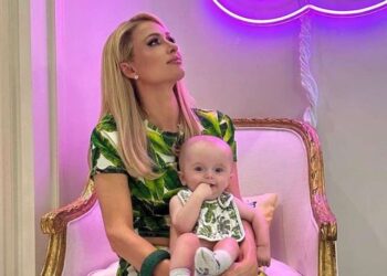 Paris Hilton reveló por qué no cambió el pañal a su hijo durante su primer mes