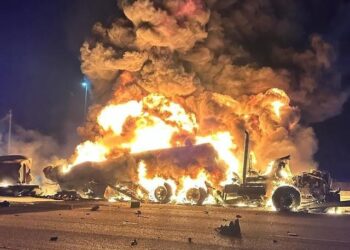 Aterrador: camión cisterna de combustible se estrelló en autopista de Florida y provocó enorme bola de fuego