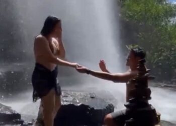 VIRAL: Novia se resbala en una cascada segundos después de reaccionar a una propuesta de matrimonio (VIDEO)