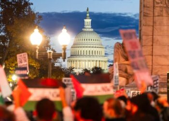 Trabajadores del Gobierno de Biden piden frente a la Casa Blanca un alto al fuego en Gaza