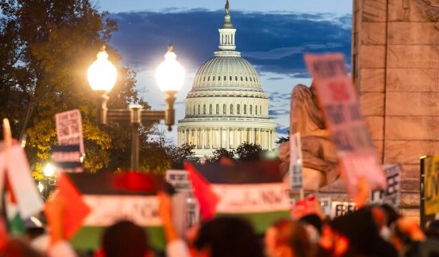 Trabajadores del Gobierno de Biden piden frente a la Casa Blanca un alto al fuego en Gaza