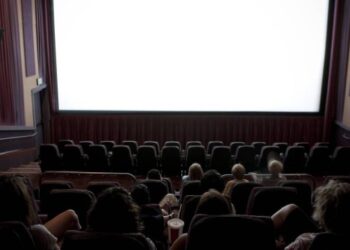 Estaba haciendo “home office”, fue al cine con la computadora y su jefe la llamó en medio de la película (VIDEO)