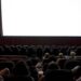 Estaba haciendo “home office”, fue al cine con la computadora y su jefe la llamó en medio de la película (VIDEO)