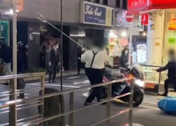 Intentaron robar una joyería, pero fueron espantados por un empleado con antigua arma de samuráis (VIDEO)