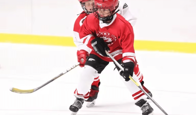 Niño de 11 años murió en Canadá por el impacto de un disco de hockey durante su entrenamiento