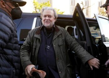 Steve Bannon cree que expulsión de George Santos podría alimentar una “guerra civil” entre republicanos