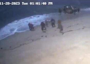 Barco repleto de inmigrantes aparece en playa de Malibú, cerca de la casa de Barbra Streisand