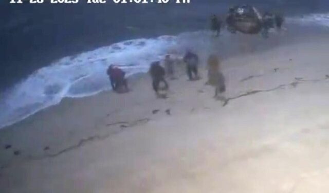Barco repleto de inmigrantes aparece en playa de Malibú, cerca de la casa de Barbra Streisand