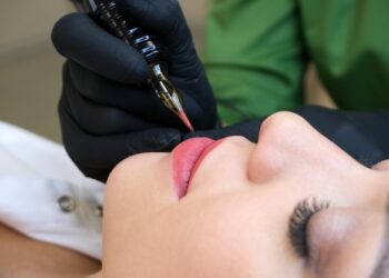 La insólita reacción de un joven cuando su novia le mostró que se hizo un tatuaje en los labios (VIDEO)