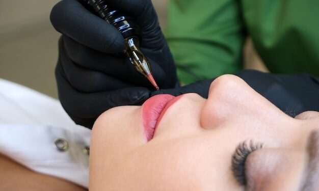 La insólita reacción de un joven cuando su novia le mostró que se hizo un tatuaje en los labios (VIDEO)