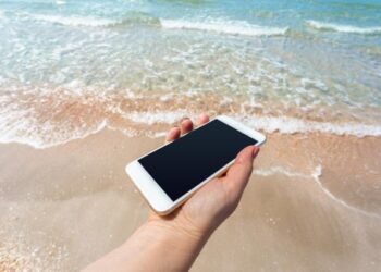 Trabajaba como conductor, halló un teléfono perdido en la playa y le cumplieron una promesa (VIDEO)