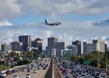 Ebrios y dormidos en el desempeño de su trabajo: los controladores de tráfico aéreo llevados al límite