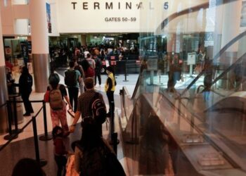 Alerta en Los Ángeles: pasajero aterrizó sin pasaporte, visa ni pasaje y provocó una investigación del FBI