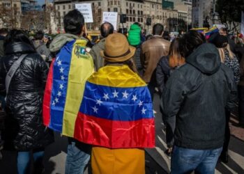 Venezolanos desarrollan MigraBot, una IA para mejorar la vida de los inmigrantes en un poblado de España