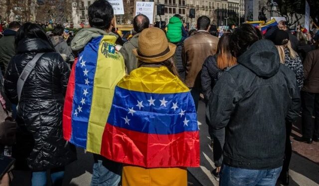 Venezolanos desarrollan MigraBot, una IA para mejorar la vida de los inmigrantes en un poblado de España