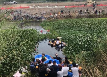 Crisis fronteriza en EEUU: Cruzan a niños venezolanos en colchones inflables hacia el sur de Texas (VIDEO)