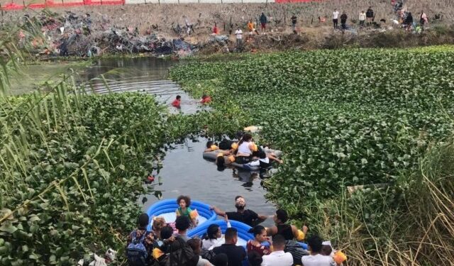 Crisis fronteriza en EEUU: Cruzan a niños venezolanos en colchones inflables hacia el sur de Texas (VIDEO)