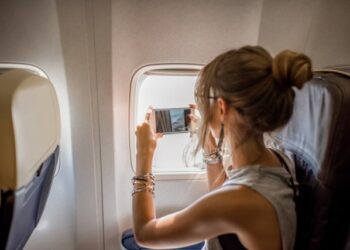 Viajó en avión por primera vez y quiso grabar el despegue, pero un detalle arruinó todo (VIDEO)