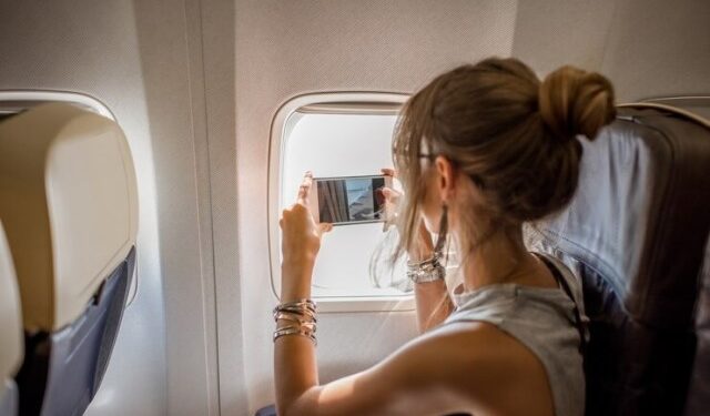 Viajó en avión por primera vez y quiso grabar el despegue, pero un detalle arruinó todo (VIDEO)
