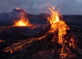 Captan el momento en el que hace erupción un peligroso volcán en Islandia (VIDEO)