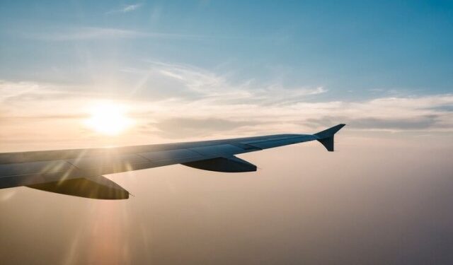 Azafata grabó en pleno vuelo un aterrador fenómeno atmosférico y el VIDEO se hizo viral